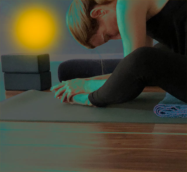 Summer Yin+Meditation class with essential oils for cooling